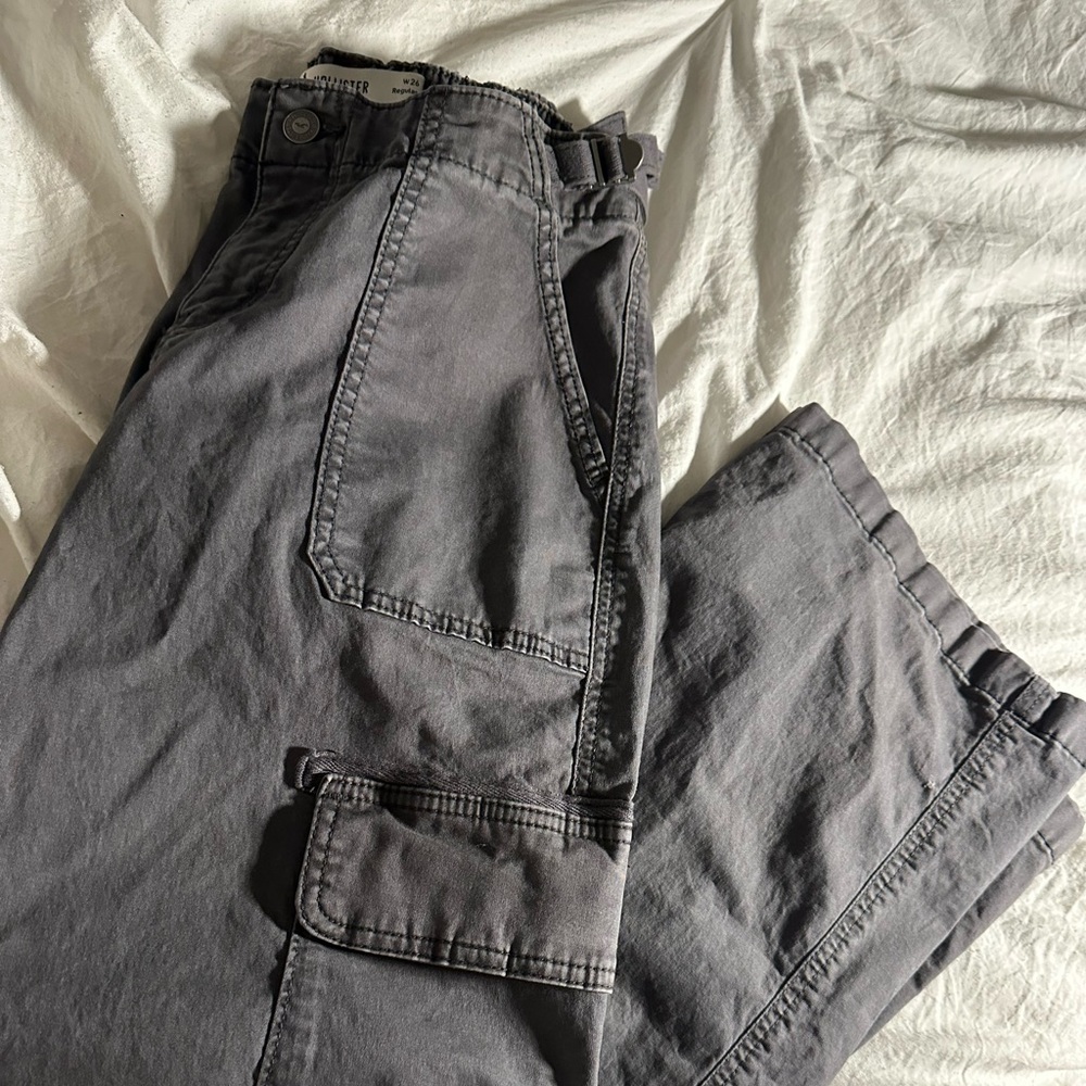 hollister low rise cargo pants. only worn once:)
